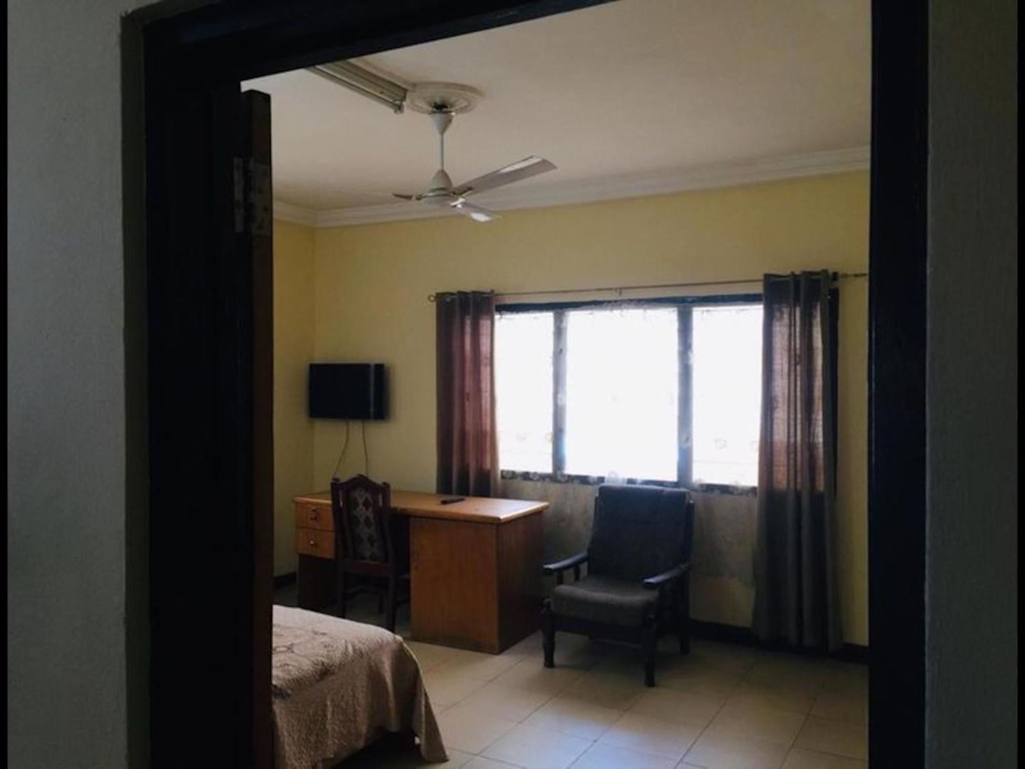 Room In Bb - Double Room With Garden View Accra Exterior foto